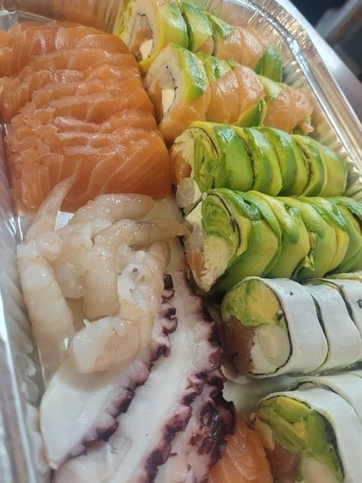 Rolls Envueltos en Salmón / Palta